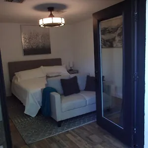 https://updated-dwntwn-2bd-twnhse-w-hot-tub-private-patio.palm-springs-ca-hotels.com